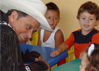 Nuestra propuesta es beneficiar a los niños necesitados y sacarlos de la calle, del contacto con la violencia, con las drogas y traerlas a un ambiente familiar.